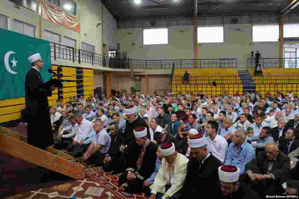 Босниянең Мостар шәһәрендәге бер спорт залында гает намазы