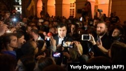 Михаил Саакашвили жақтастарының ортасында тұр. Львов, 10 қыркүйек 2017 жыл.