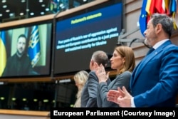 Володимир Зеленський звертається до Європарламенту, що зібрався на спеціальну сесію з нагоди четвертої річниці повномасштабного вторгнення Росії до України. Брюссель, Бельгія, 24 лютого 2026 року