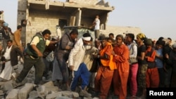 На місці удару виносять знайдене в руїнах тіло, Сана, 13 липня 2015 року