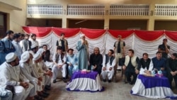 علي امین ګنډه پور په باړه کې د وژلو شویو کسانو له کورنیو سره ولیدل - د سېبټېمبر ۲۴مې انځور 
