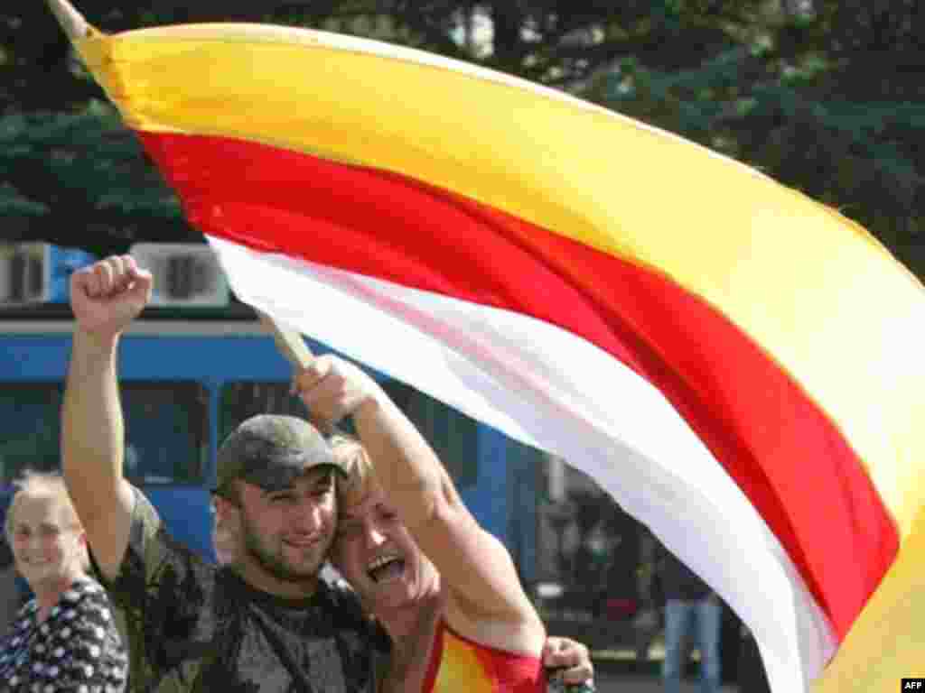 South Ossetians celebrate Russia's recognition in Tskhinvali - GEORGIA, TSKHINVALI : Residents of Tskhinvali celebrate the recognition of South Ossetia's independence by Russian Federation on August 26, 2008.