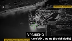 Скриншот оперативного відео знищення Силами оборони України великого десантного корабля проєкту 1171 у Севастополі, 20 квітня 2026 року