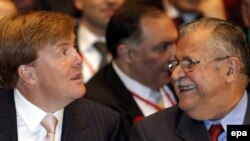 Виллем-Александр (слева) 