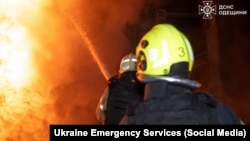 Рятувальники гасять пожежу, спричинену російським ударом по Одесі, архівне фото