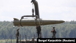 Мушаки "Искандар" дар намоишгоҳи аслиҳа дар канори Маскав. Акс аз бойгонӣ