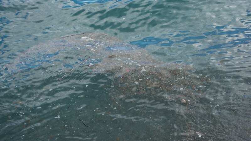 Алушта: в море у центральной набережной плавают мусор и нечистоты (+фото)
