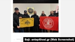 Pripadnici "Zlatne zore" i "Srbske akcije" u prisustvu sveštenog lica