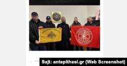 Anëtarë të Agimit të Artë dhe Veprimit Serb gatë takimit me një prift.