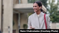 „დაგიჭერთო. ხუთი-ექვსმა კაცმა ჩამიყენა შუაში, ტელეფონი წამართვეს, დაიწყეს ტელეფონის ჩხრეკა, წამიშალეს კიდეც კადრები“, - ამბობს ნანო ჩაკვეტაძე.