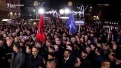 Антивладин протест во Тирана - молотови коктели кон зградата на владата