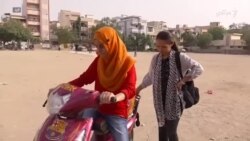 دختر مهاجر افغان بنیانگذار کورس موترسایکل سواری بانوان در پاکستان