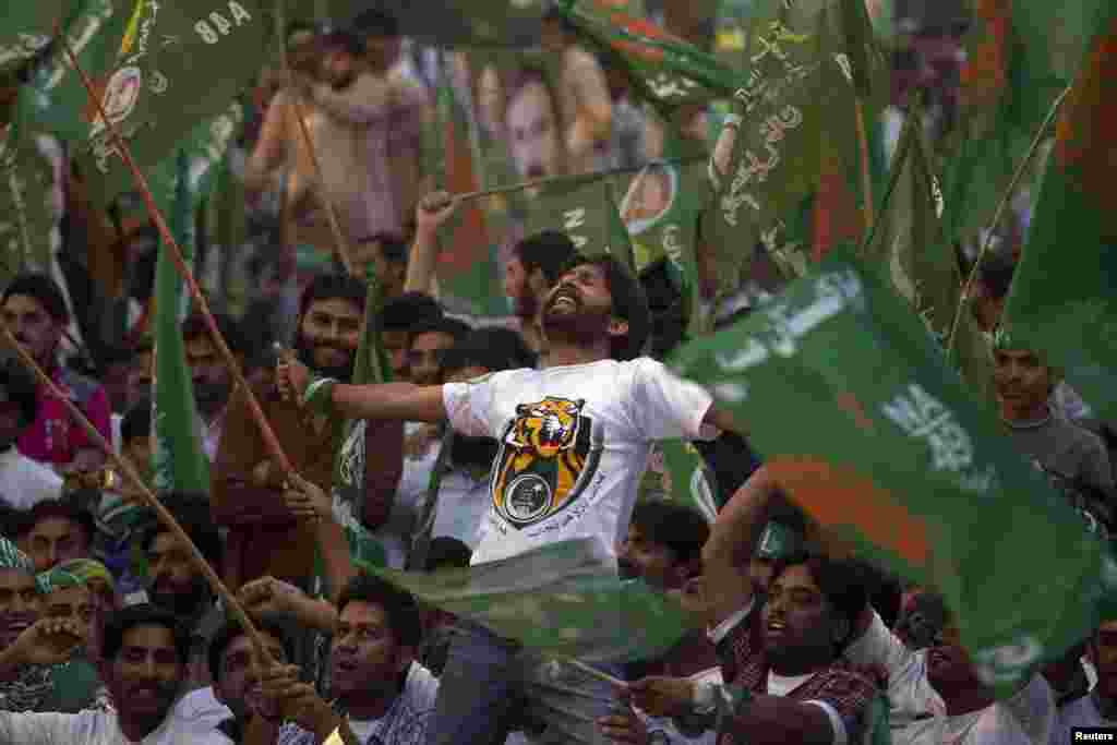 Pakistan - Pristalice pakistanske muslimanske lige - Nawaz (PML-N) na prediybornom skupu u Islamabadu, 5. maj 2013. Foto: REUTERS / Mian Khursheed   