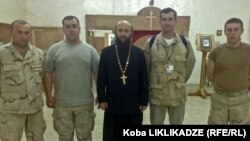 მამა ისააკი და კობა ლიკლიკაძე (მარჯვნიდან მეორე) ქართველ სამხედრო მოსამსახურეებთან ერთად (ერაყი, 2008 წ.)