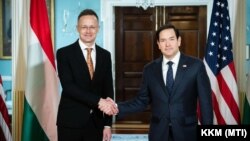 უნგრეთის საგარეო საქმეთა მინისტრი პეტერ სიიარტო (მარცხნივ) და აშშ-ის სახელმწიფო მდივანი მარკო რუბიო 