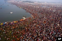 India a întrecut China ca număr de locuitori, iar economia ei este în plină ascensiune. (Imagine de la festivalul religios hindus de la Praygraj, 26 februarie 2025)