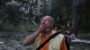 Утро 17 июня. Киевлянин смотрит на один из домов, разрушенных в результате российского удара