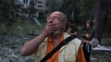 Утро 17 июня. Киевлянин смотрит на один из домов, разрушенных в результате российского удара