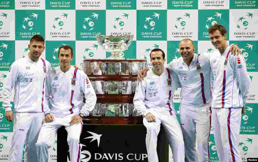 Tim Češke Republike: Jan Hajek, Lukaš Rosol, Radek Štepanek, Vladimir Šafarik i Tomaš Berdich, Beograd, 14. novembar 2014. Foto: Radek Štepanek i Novak Đoković, Beograd, 14. novembar 2013. Foto: Reuters / Marko Đurica 