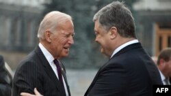 Președintele Petro Poroșenko salutîndu-l pe vicepreședintele american Joe Biden 