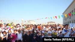 "Праздник первого звонка" в одной из школ города Атырау. 1 сентября 2010 года.