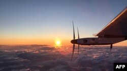 Самолет на солнечных батареях Solar Impulse 2 во время полета. 29 июня 2015 года.