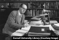 Володимир Набоков у робочому кабінеті в Корнельському університеті. 1957 рік