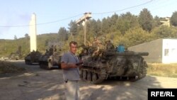 Tancuri ruseşti pe şoseaua Gori-Tbilisi la 10 august 2008