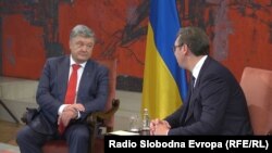 Ukrainian President Petro Poroshenko (left) meets with Serbian President Aleksandar Vucic in Belgrade on July 3.