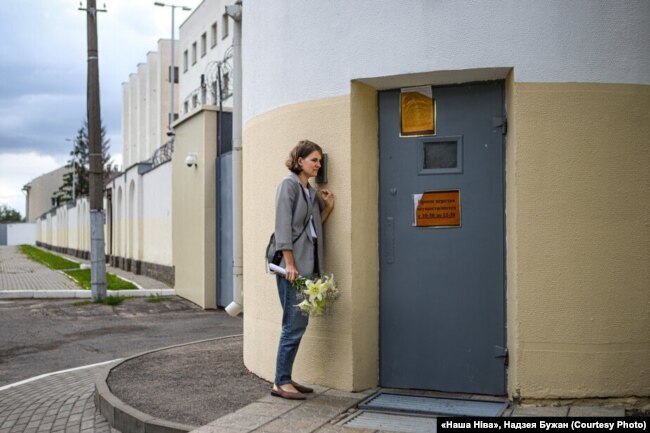 Вольга Севярынец чакае мужа каля менскага ізалятару на Акрэсьціна 22 ліпеня 2020 году. Тады яшчэ была надзея, што перасьлед Паўла абмяжуецца адміністрацыйным пакараньнем