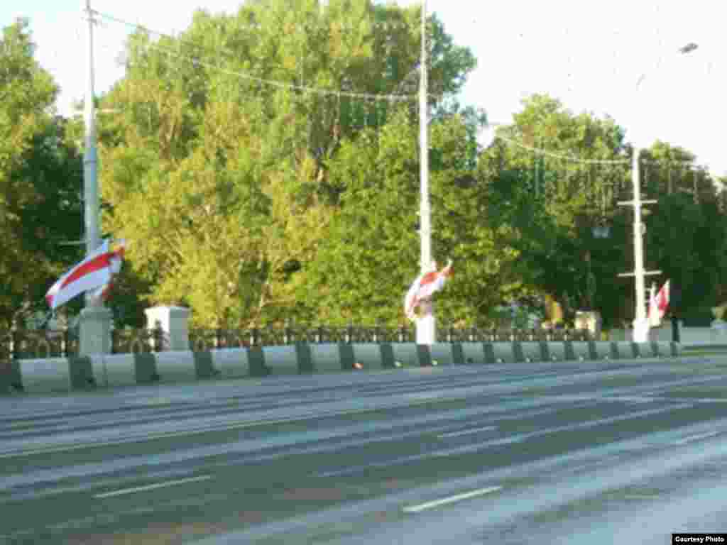 Сьцягі на праспэкце Незалежнасьці, Менск, 27 ліпеня - Сьцягі на праспэкце Незалежнасьці, Менск, 27 ліпеня