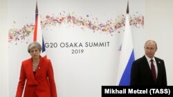 Kryeministrja britanike, Theresa May, dhe presidenti i Rusisë, Vladimir Putin.