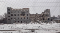 Разрушенное обстрелами здание в Херсоне, февраль 2026 года