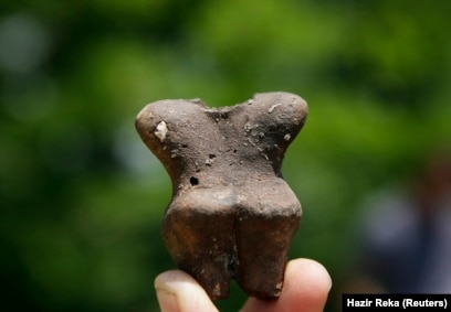 Një aerkelog në Kosovë tregon një pjesë të një ene të qeramikës të gjetur më 2011 në fshatin Reshan, në afërsi të Prishtinës. Ky vendbanim besohet se është i vjetër 6.000 vjet.