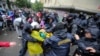 A rendőrség megpróbál őrizetbe venni egy tüntetőt az „orosz törvény” elleni ellenzéki tüntetésen a georgiai Tbiliszi központjában 2024. május 13-án
