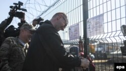 Ukrainanyň premýer-ministri Arseniý Ýatsenýuk "Diwar" proýektini barlap görýär. 15-nji oktýabr, 2014 ý.