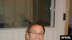 Выпускник ВГИКа Андрей Кончаловский приехал во Фрунзе в 1965 году и застал начало расцвета киргизского кино. Здесь он снял свою дипломную работу — фильм «Первый учитель»