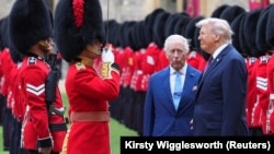 "Predsjednik Donald Trump i britanski kralj Charles III sa počasnom stražom nakon dolaska u dvorac Windsor, u Windsoru, Engleska, u srijedu, 17. septembra 2025.
