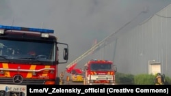 Zjarrfikësit në vendin e ngjarjes pas sulmeve ruse me dronë në rajonin e Dnipropetrovskut. 