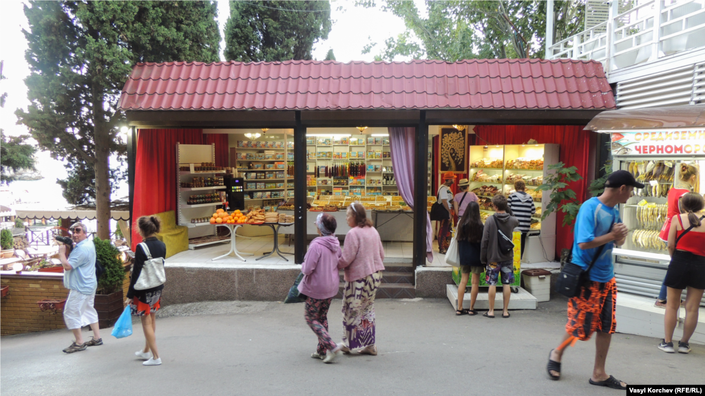 Магазинчик со сладостями на набережной Гурзуфа привлекает не только детей, но и взрослых