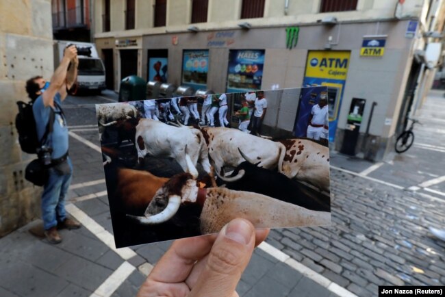 Фотографія «забігу з биками», зроблена 7 липня 2019 року, на тлі того самого місця в Памплоні 7 липня 2020-го