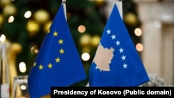 Flamuri i BE-së dhe i Kosovës. Fotografi ilustruese nga arkivi. 