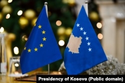 Flamuri i Bashkimit Evropian dhe ai i Kosovës.