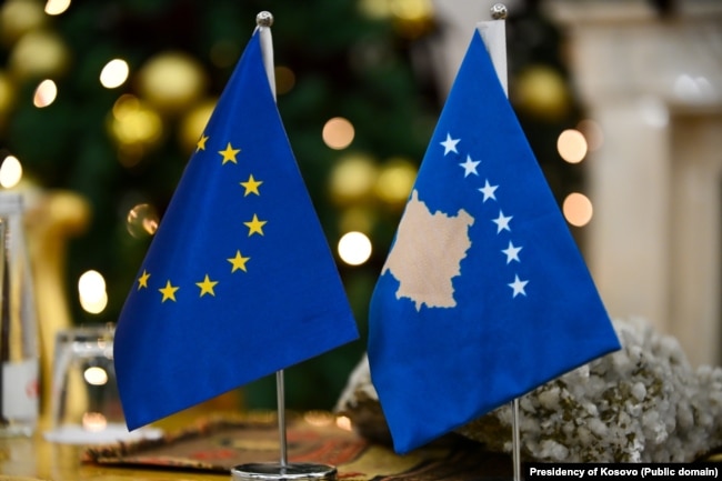 Flamuri i Bashkimit Evropian dhe ai i Kosovës.