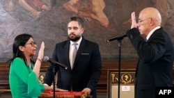 دلسی رودریگز هنگام ادای سوگند به حیث رئیس‌جمهور موقت ونزویلا