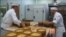 В итальянской тюрьме заключенные пекут пироги