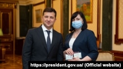 За повідомленням, Зеленський зустрівся з новопризначеною головою ОДА в Офісі президента і вручив їй службове посвідчення