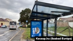 Citylightreklámfal a Csongrádi utcai buszmegállóban, Kecskeméten 2024 októberében