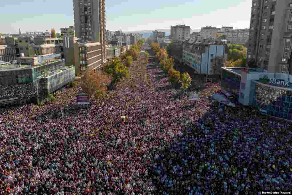 Люди в сербском городе Нови-Сад хранят 16 минут молчания у железнодорожного вокзала, где год назад погибли 16 человек. Это событие вызвало протесты в стране. Нови-Сад, Сербия, 1 ноября 2025 года. REUTERS/Marko Djurica