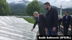 Šefik Džaferović i Emir Suljagić u Memorijalnom centru u Potočarima